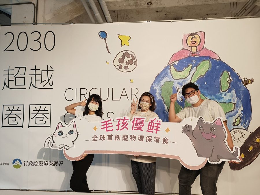 帶領團隊參展競賽，拿下獎項殊榮實績照片
